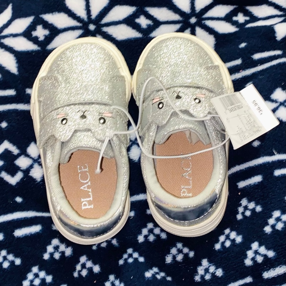 Toddler size 4 Velcro sneakers